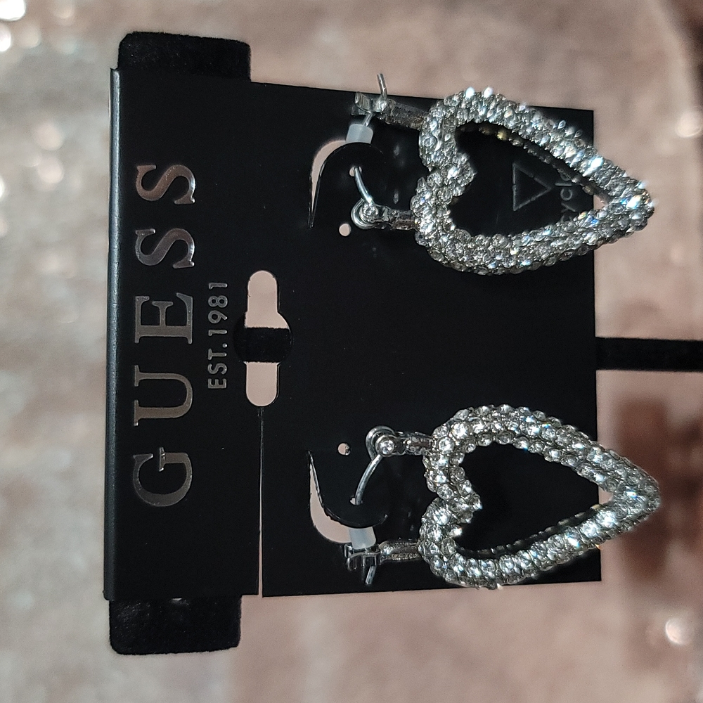 NWT Beautiful Guess White heart earrings